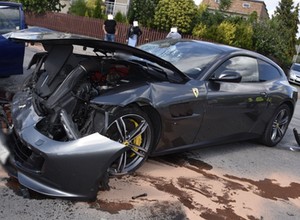 Młoda kobieta w Seicento rozbiła Ferrari