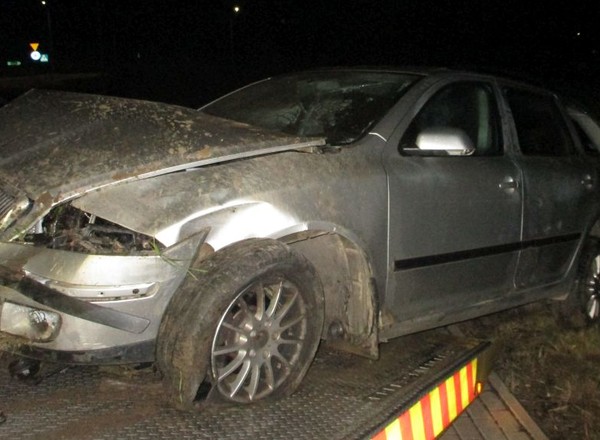 Kierowca skody uderzył w znaki i wpadł do rowu. Potem uciekł