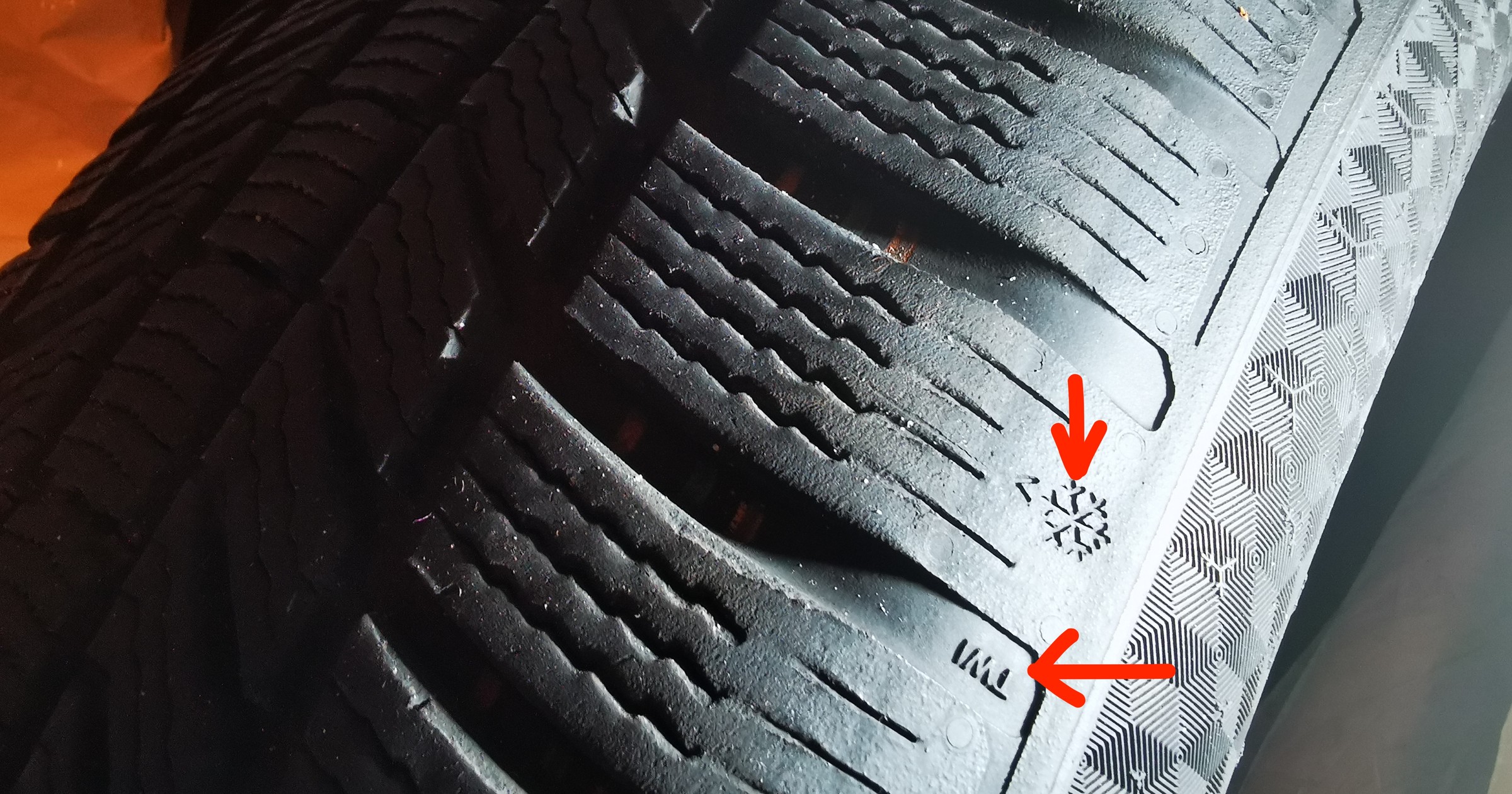 Wskaźnik zużycia opony, a nawet... dwa wskaźniki. Jeden "dla przepisów", drugi dla kierowcy