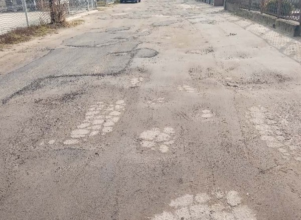 Łaty z asfaltu na drodze gruntowej? Naprawa drogi w Poznaniu nie jest taka oczywista!