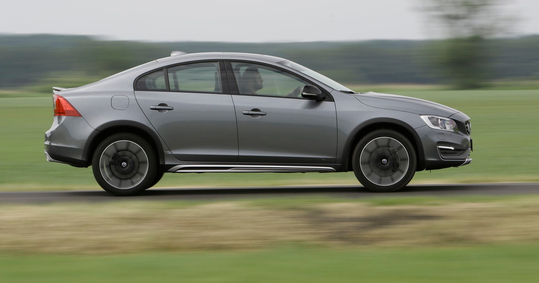 Volvo S60 D4 AWD Cross Country - sedan na szczudłach