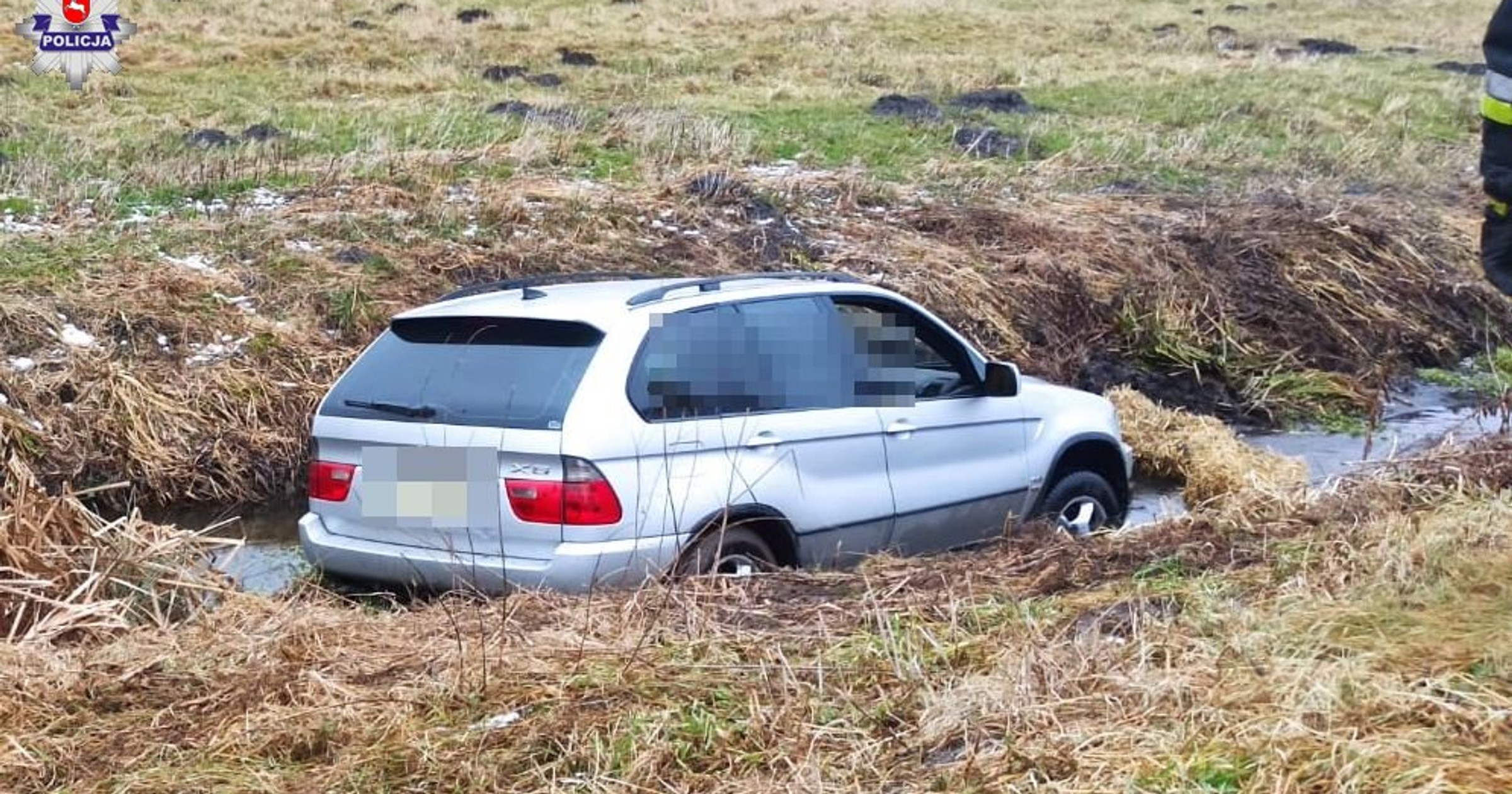 W Żmudzi pijany 45-latek stracił na łuku drogi panowanie nad autem i wjechał do rowu