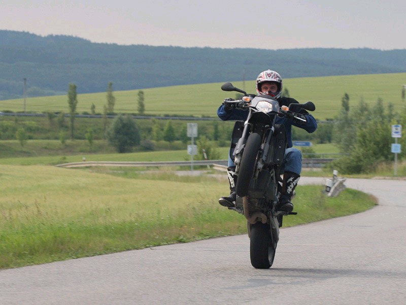 KTM 950 Supermoto R: duży dzikus (test)