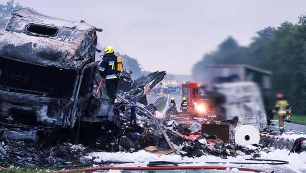 Tragiczny wypadek na autostradzie A4. Po zderzeniu dwóch ciężarówek cała trasa została zablokowana