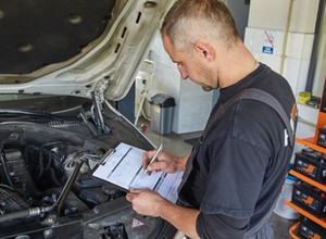 Jak sprawdzić auto przed wakacyjnym wyjazdem?
