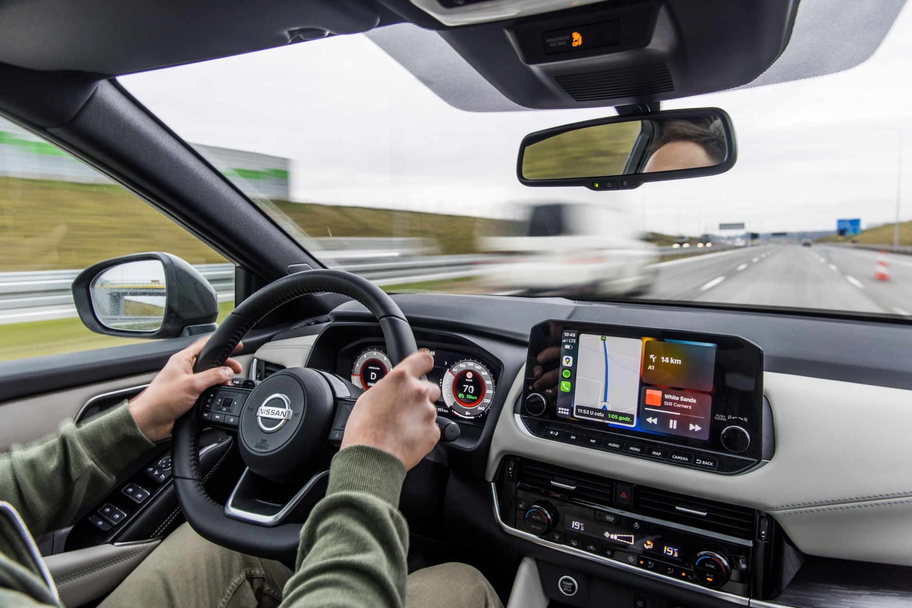 Jazda zgodnie z ograniczeniem prędkości na autostradzie A1.