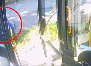 Kierowca autobusu nie zawahał się. Zatrzymał pojazd i wybiegł na drogę