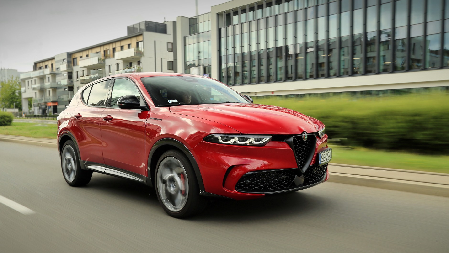 Alfa Romeo Tonale prowadzi się świetnie, ale duże koła i silnie wspomagany układ kierowniczy sprawiają, że trzeba pewnie trzymać kierownicę.