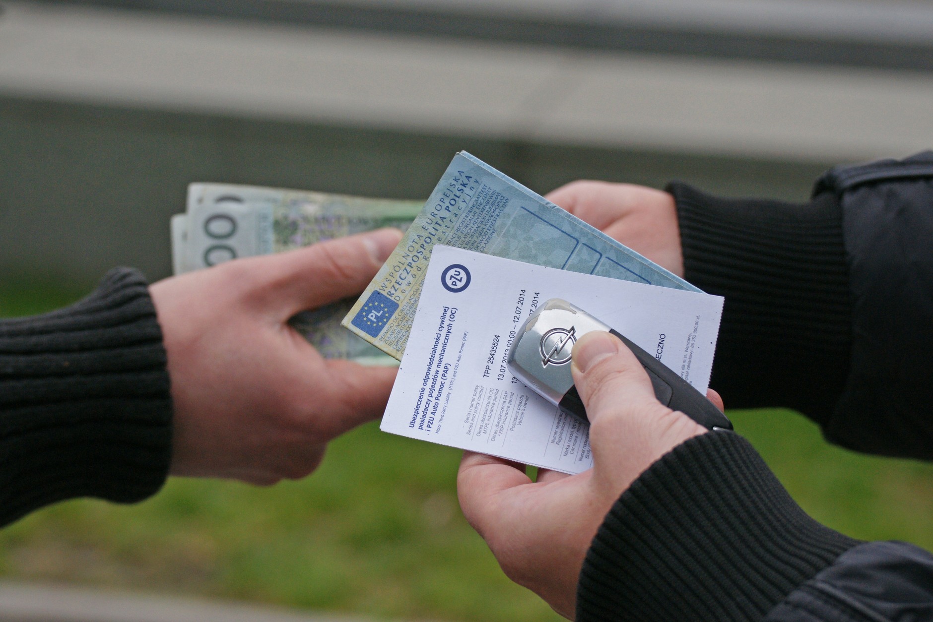 Podczas sprzedaży samochodu dokumenty i kluczyki powinniśmy przekazać po wpłynięciu pieniędzy na konto lub po przekazaniu odpowiedniej kwoty do ręki. Nigdy nie można wierzyć na słowo