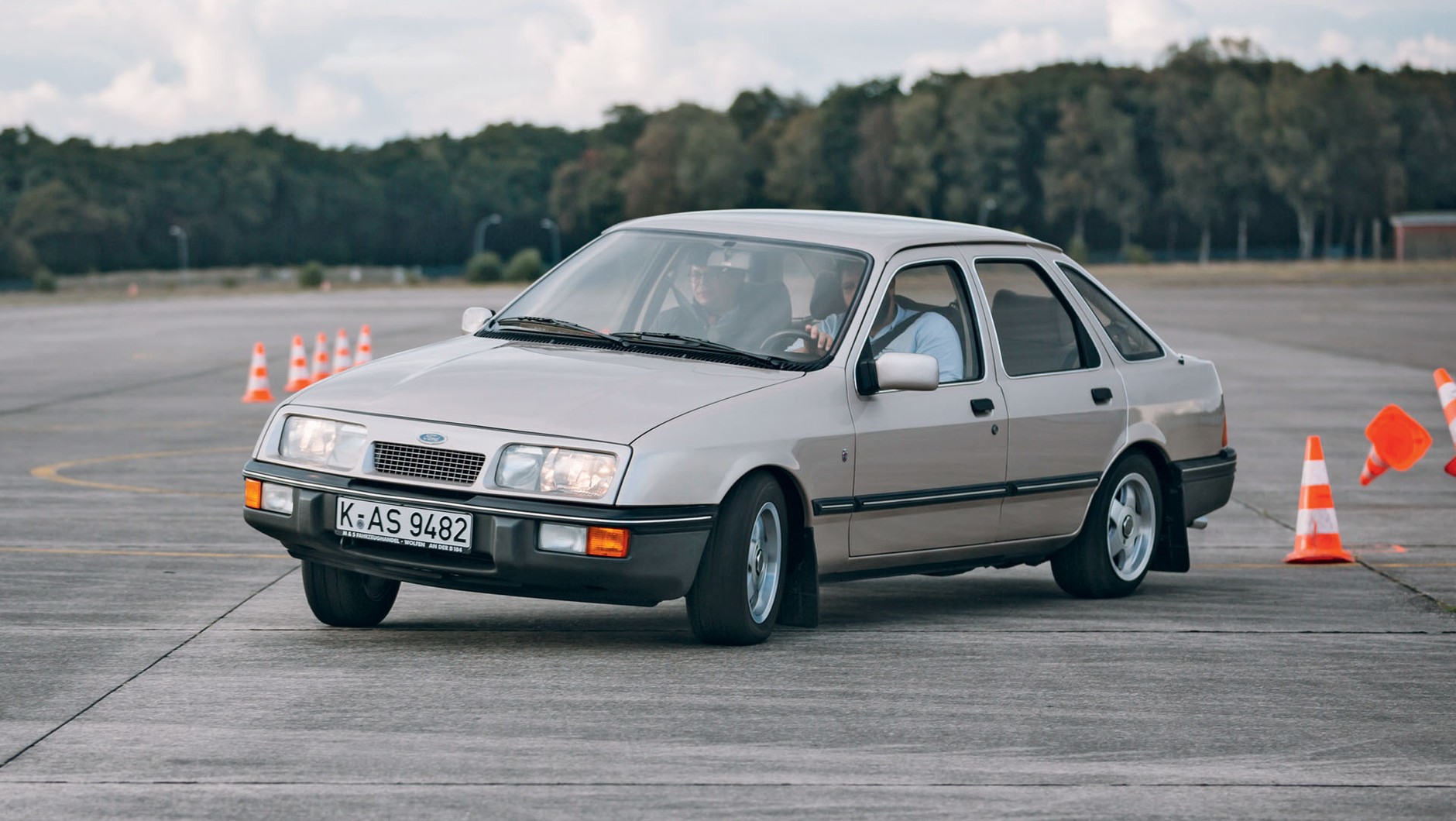 Ford w roli ikony stylu i wzorca aerodynamiki? Ależ tak! Sierra potrafiła kiedyś szokować!