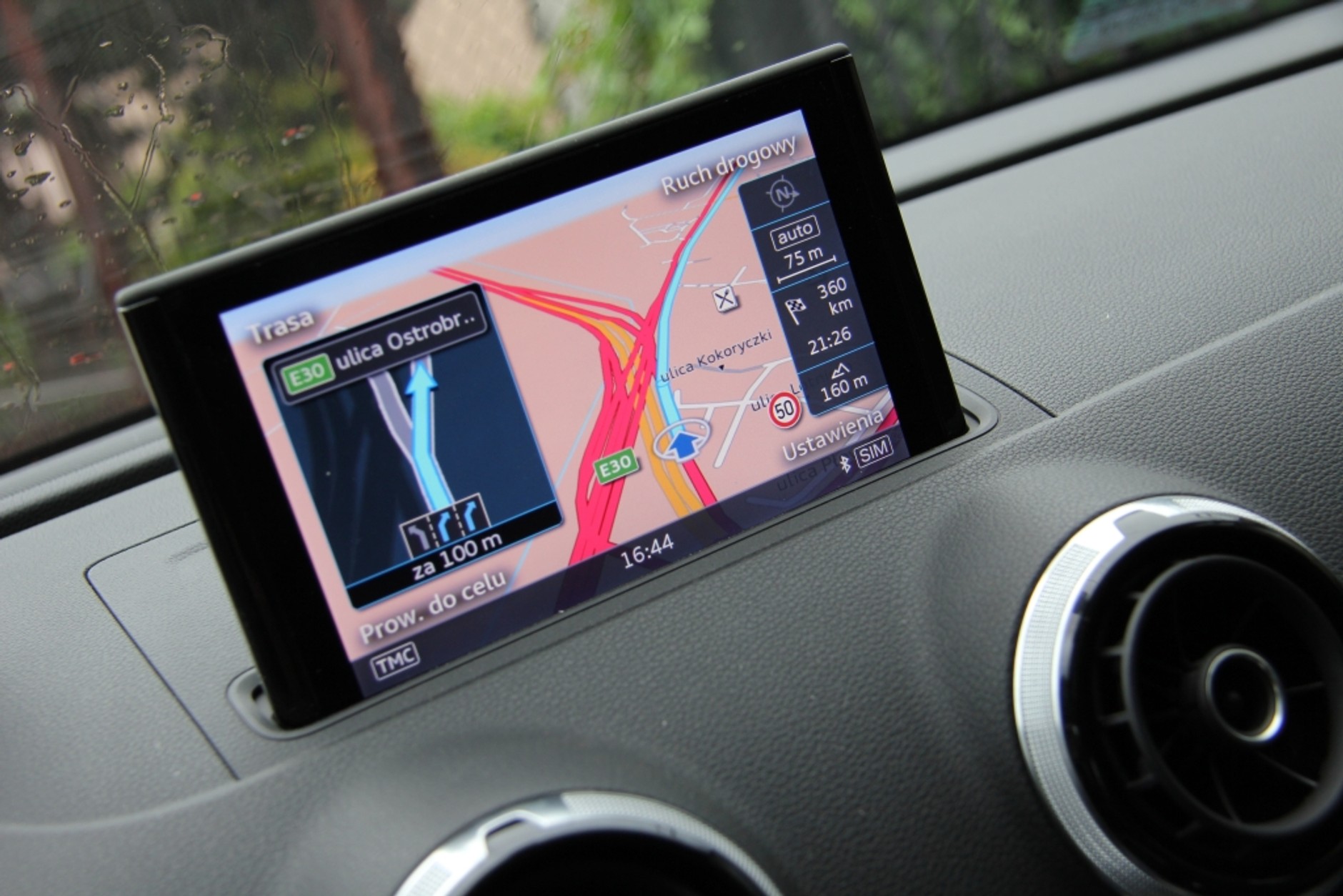 Audi. Świetna grafika, aktualne dane o pokryciu sieci dróg, wygodna obsługa nawigacji. Ale do ideału daleko.