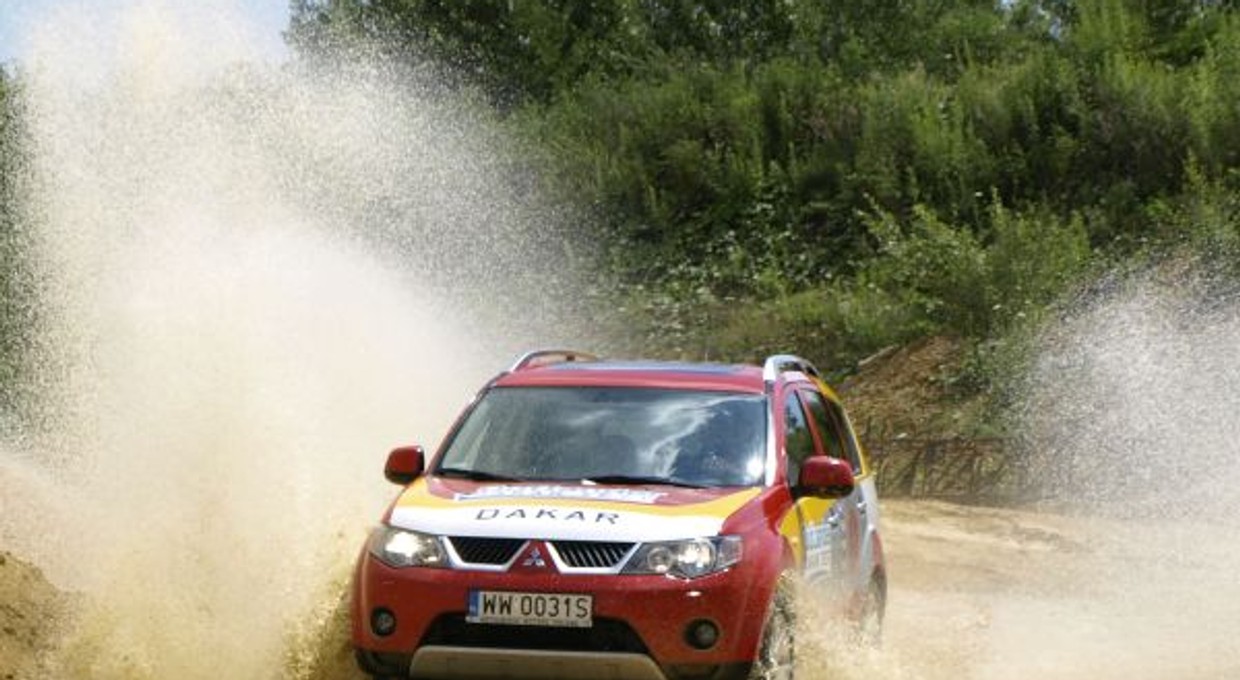 Dakarowy Outlander w kamieniołomie