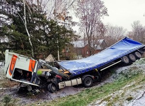 Z ciężarówki został tylko wrak. Wszystko z powodu lusterka