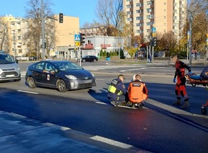 Taksówkarz potrącił na pasach kobietę. Tłumaczył, że to przez słońce