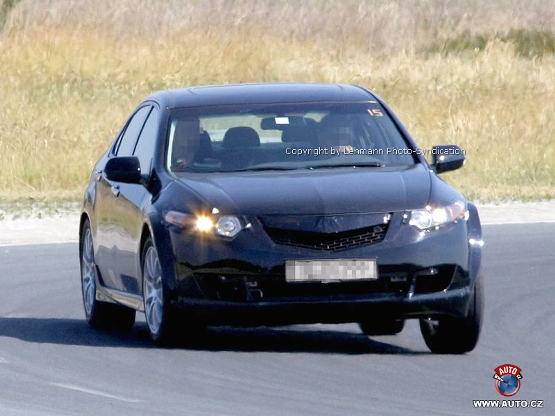 Zdjęcia szpiegowskie: Honda Legend ukryta pod nadwoziem Accorda