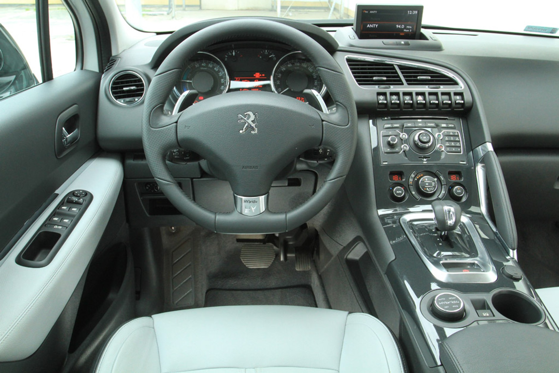 Peugeot 3008 HYbrid4: hybryda dla rozrzutnych ekologów