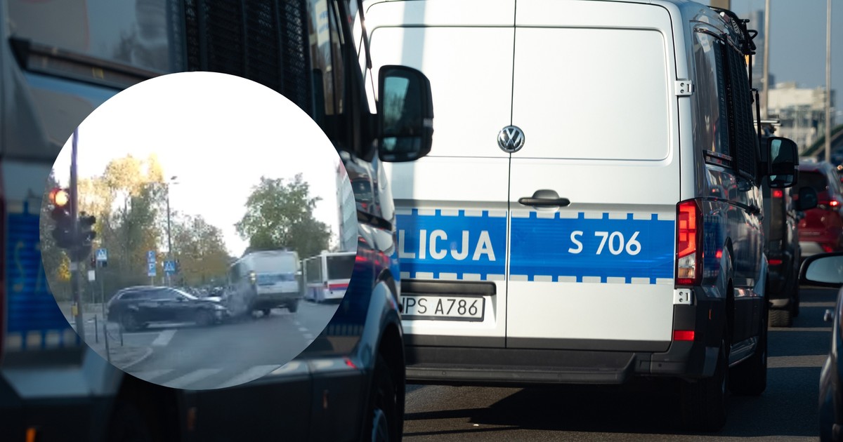 Mazda uderzyła radiowóz w lewy bok i policyjny pojazd stracił przyczepność (screen: YouTube.com/Marek Pekos)