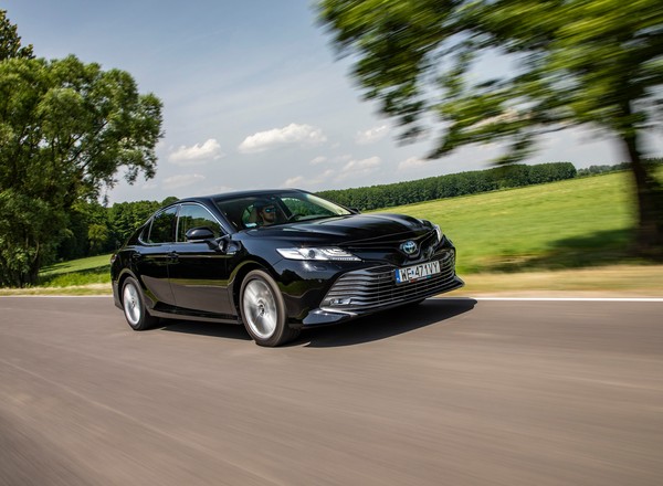 Toyota Camry 2.5 Hybrid – oszczędniejsza od Yarisa! | TEST