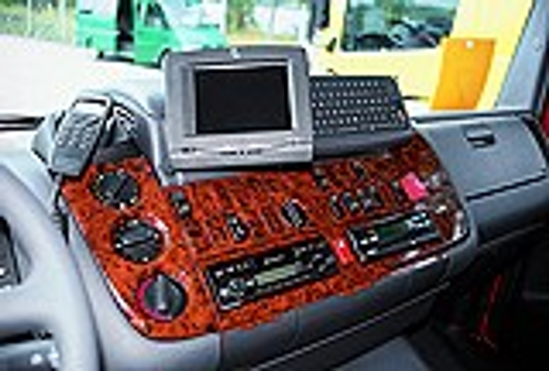 Nowy, duży Mercedes