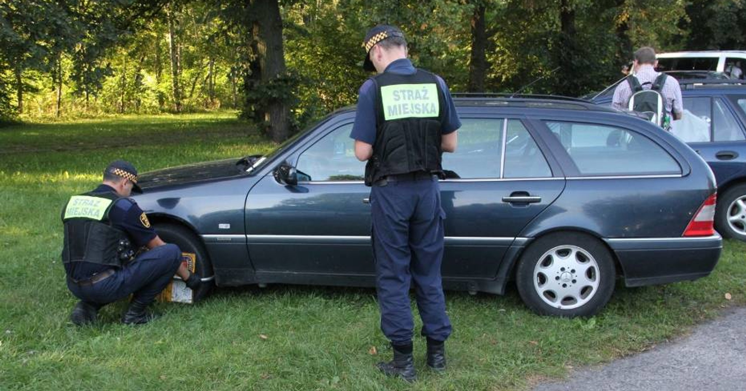 Parkowanie na trawniku kończy się interwencją straży miejskiej