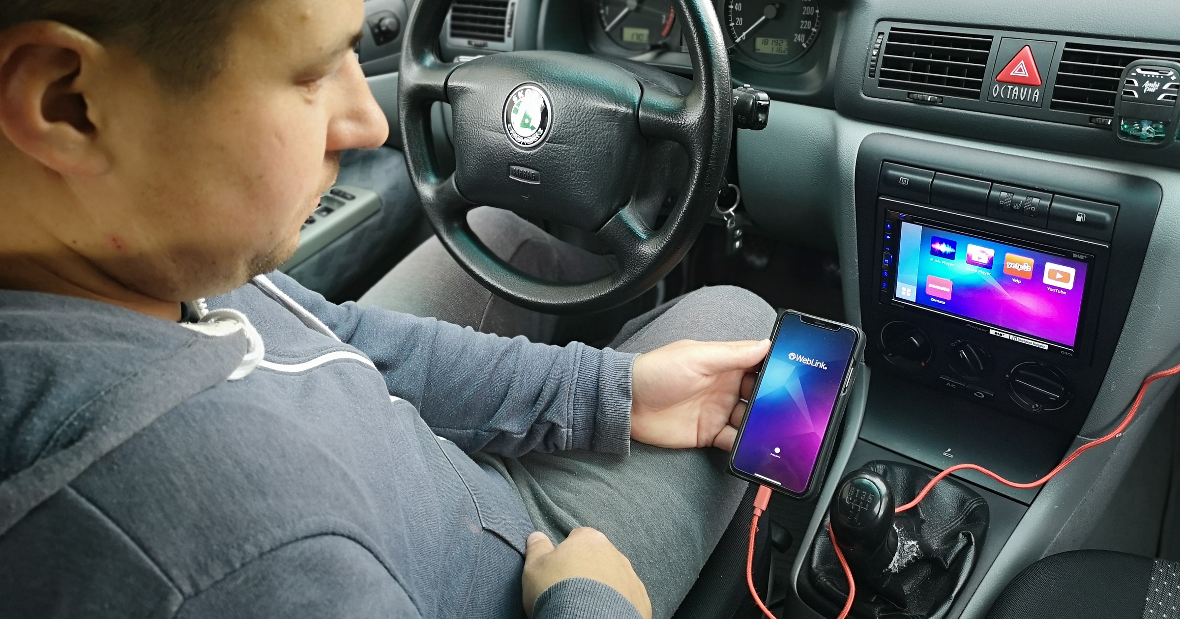 Nawet przewodowe połączenie nie zawsze działa jak należy. Kierowcy często narzekają na połączenie telefonu z samochodem