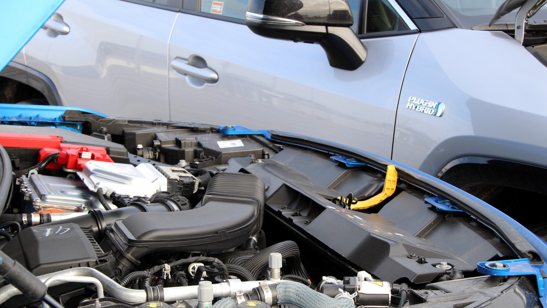 Zaletą hybryd Plug-in nie jest wyjątkowa oszczędność na tle zwykłych hybryd, lecz moc: 300 KM w średniej wielkości SUV-ie robi robotę