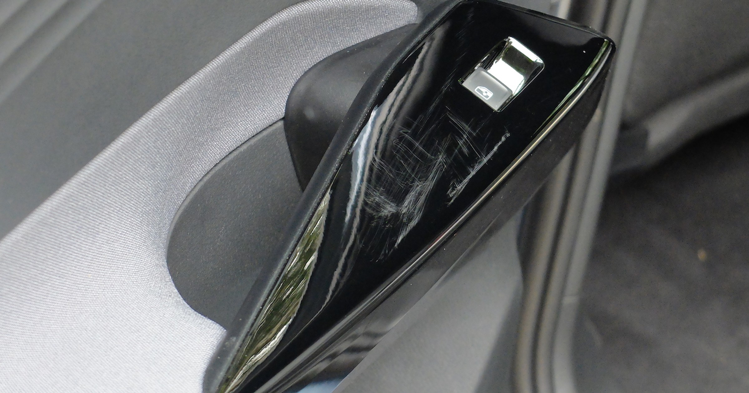Czarne elementy wykończenia w rodzaju „piano black” rysują się niemal „od patrzenia”
