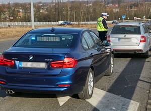 Art. 60 mówi jasno i nie przewiduje wyjątków, więc policjanci zabierają dowody