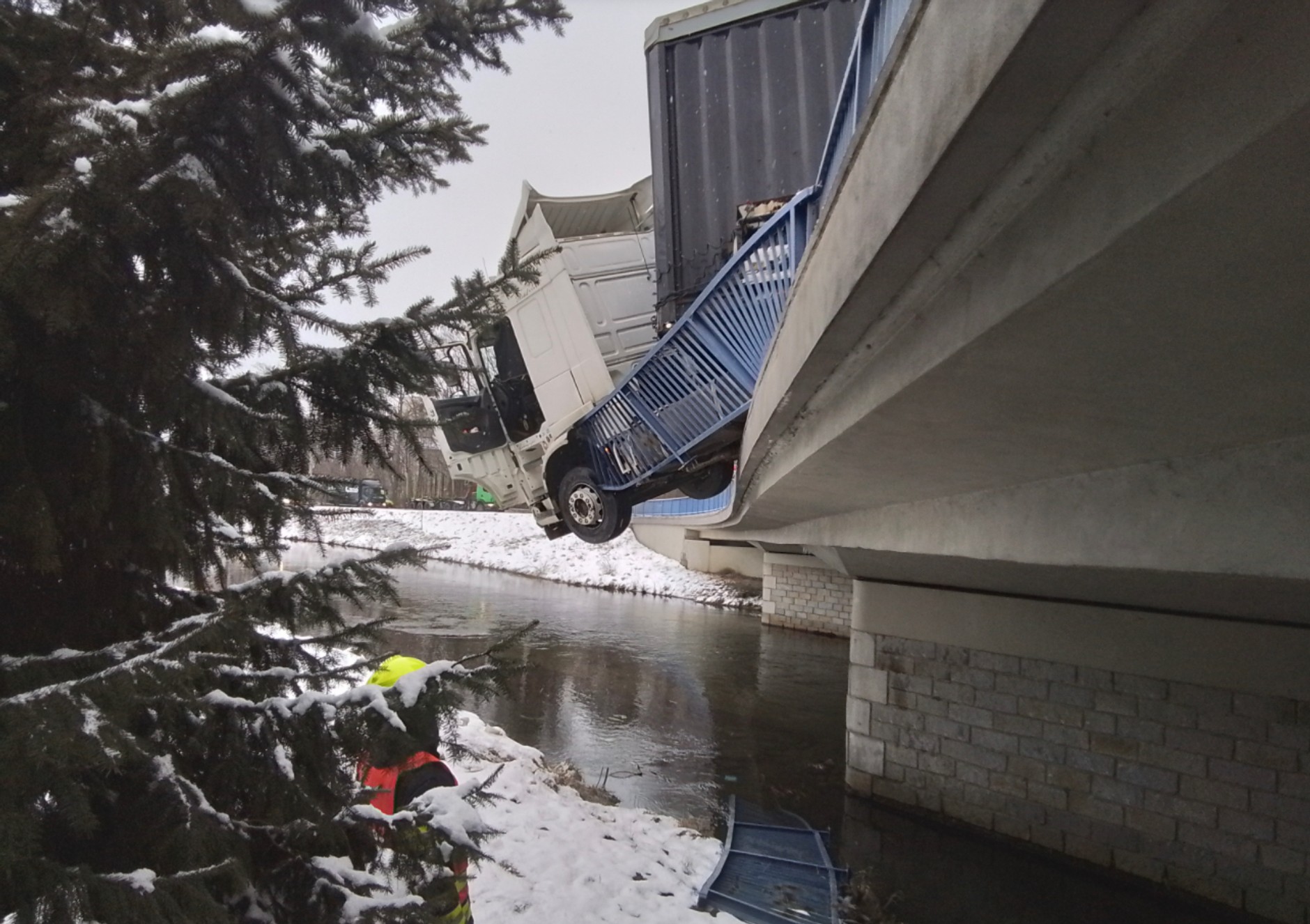 Przebił bariery i zawisł na moście. Polski kierowca ciężarówki miał wiele szczęścia