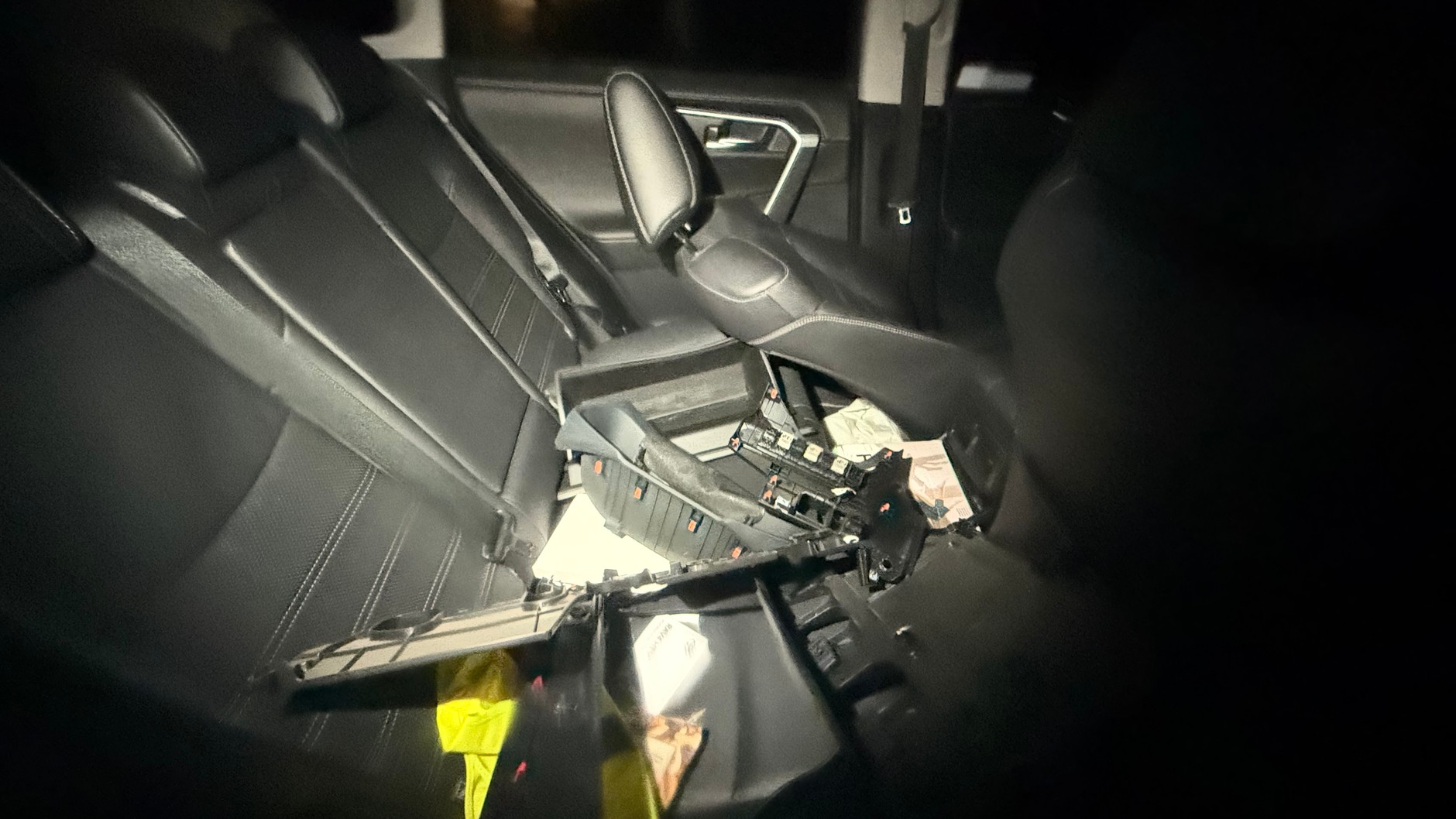 Samochód po próbie ktradzieży przez złodziei-amatorów