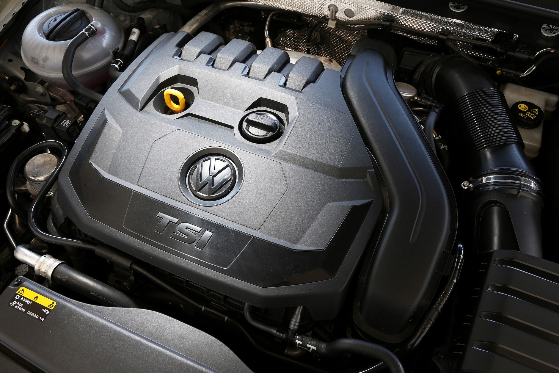 Silniki benzynowe coraz wyraźniej przegrywają z hybrydami