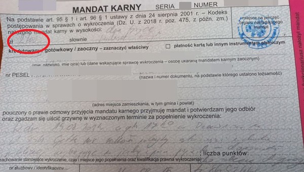 Pieszy wpadł pod auto. Policja ukarała go srogim mandatem
