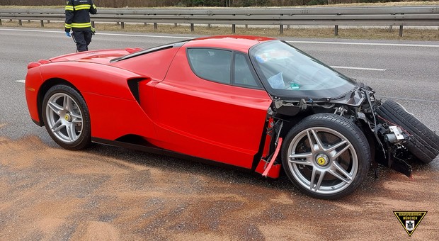 Ferrari Enzo rozbite na niemieckiej autostradzie. Prawdopodobnie nie prowadził właściciel