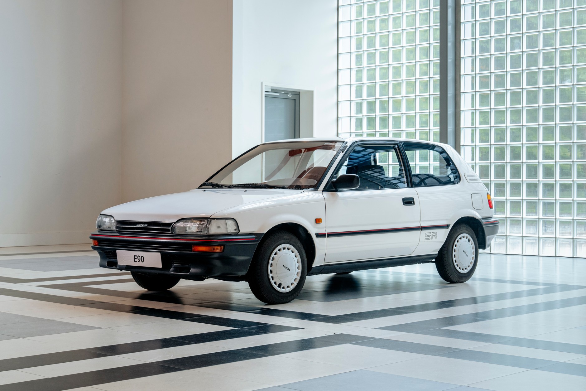 Corolla E90 była w Polsce marzeniem nastolatek – takie auto było główną nagrodą w konkursie Miss Polonia, który bił wtedy rekordy popularności.