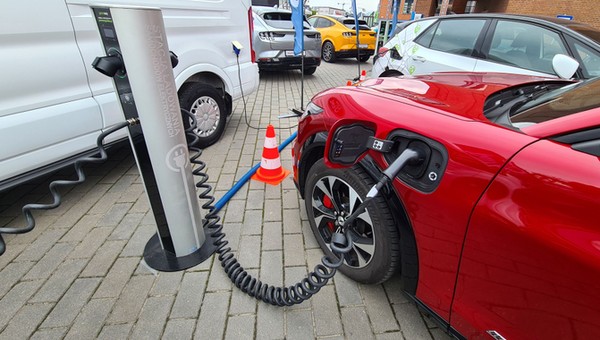 Więcej ładowarek do aut elektrycznych. Mieszkańcy bloków nie będą wykluczeni?