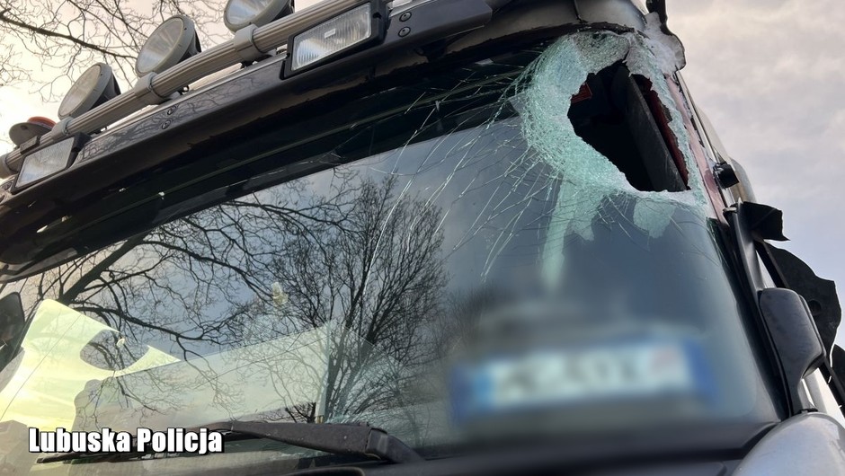 Lód spadający z dachu jednej ciężarówki wpadł do kabiny innej jadącej z przeciwnego kierunku
