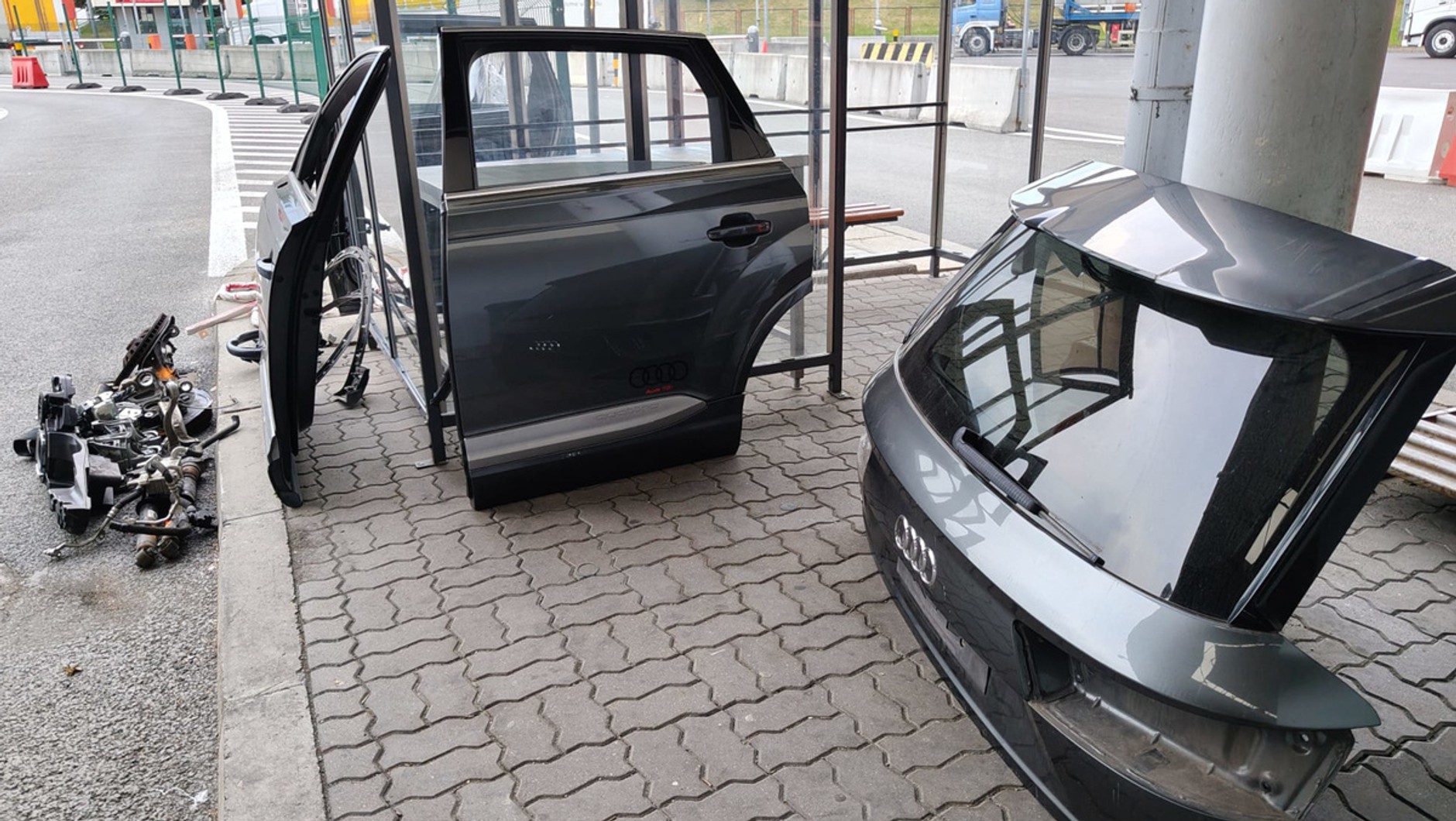 Elementy karoserii rozkręconego Audi Q7