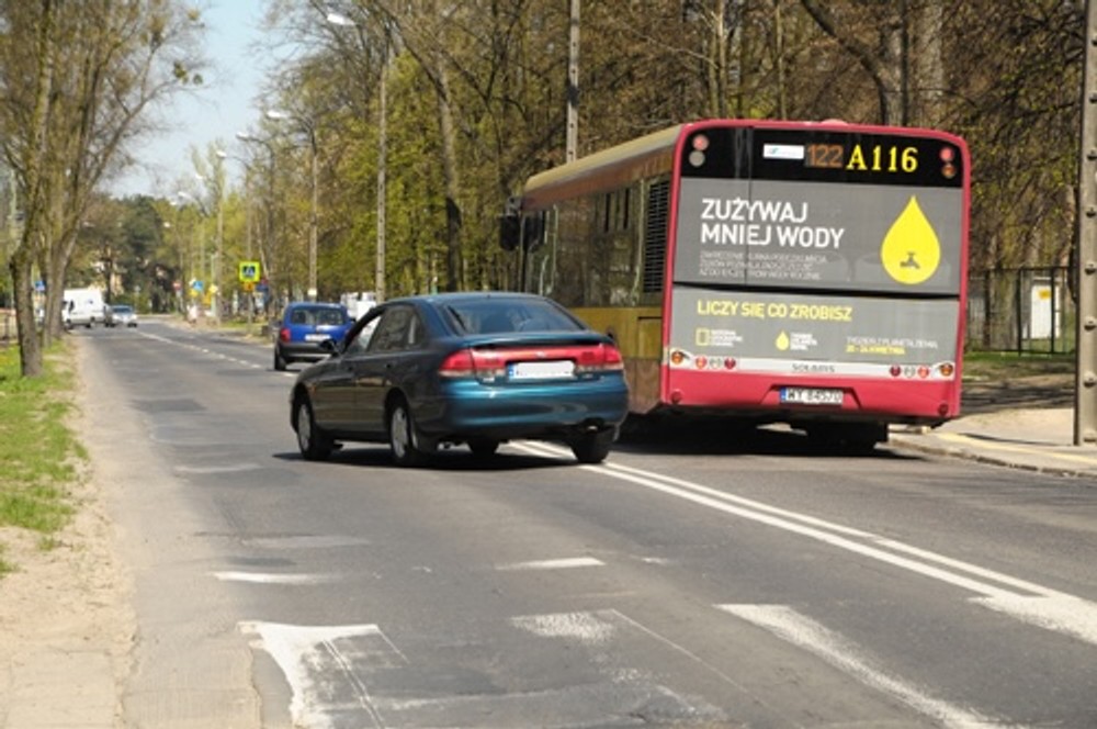 W takiej sytuacji omijanie czy też wyprzedzanie autobusu nie jest dozwolone