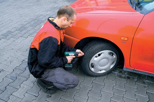 Łatka w spreju - szybki sposób na "flaka"