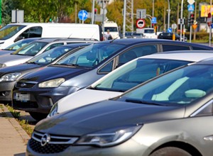 Polacy skarżą się na strefy płatnego parkowania. RPO proponuje zmianę prawa