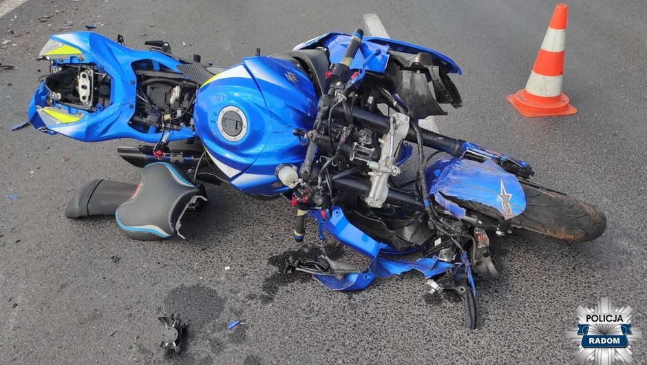 Kierowca Fiata wymusił pierwszeństwo na motocykliście. Skończyło się tak, jak można się domyślać