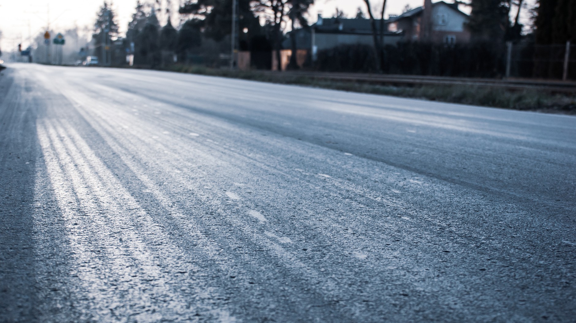 Droga pokryta tzw. czarnym lodem