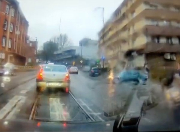 Nastolatka potrącona na pasach. Nic się nie stało, kierująca odjechała. Jak powinna się zachować?