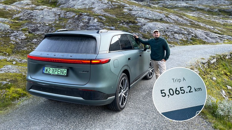 Xpeng G9 niedaleko miejscowości Geiranger w zachodniej Norwegii (w kółku licznik przebiegu po podróży)