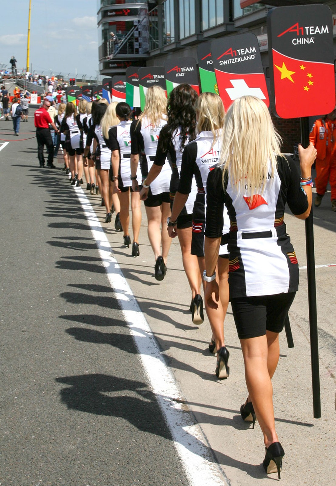 Tylko u nas: dziewczyny bawią się narzędziami