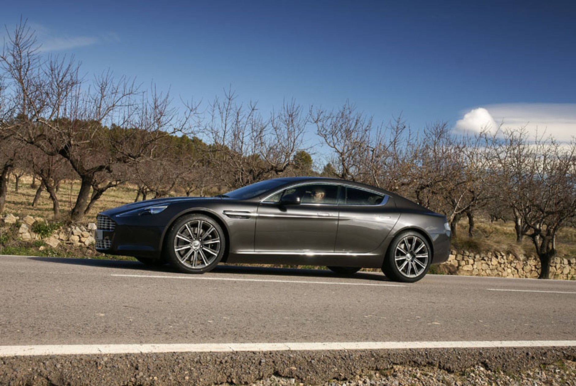 Aston Martin Rapide – z pięknem trzeba obcować