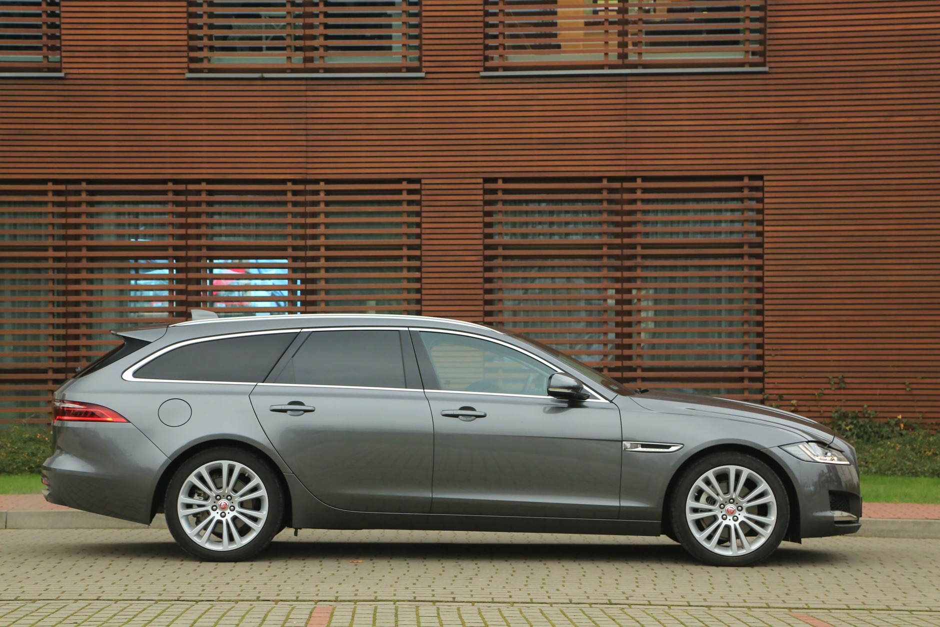 Jaguar XF Sportbrake - ładny, zwinny i rodzinny