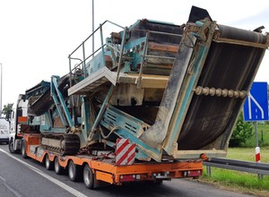 Za szeroki transport na A4, pojazd uszkodził bramkę