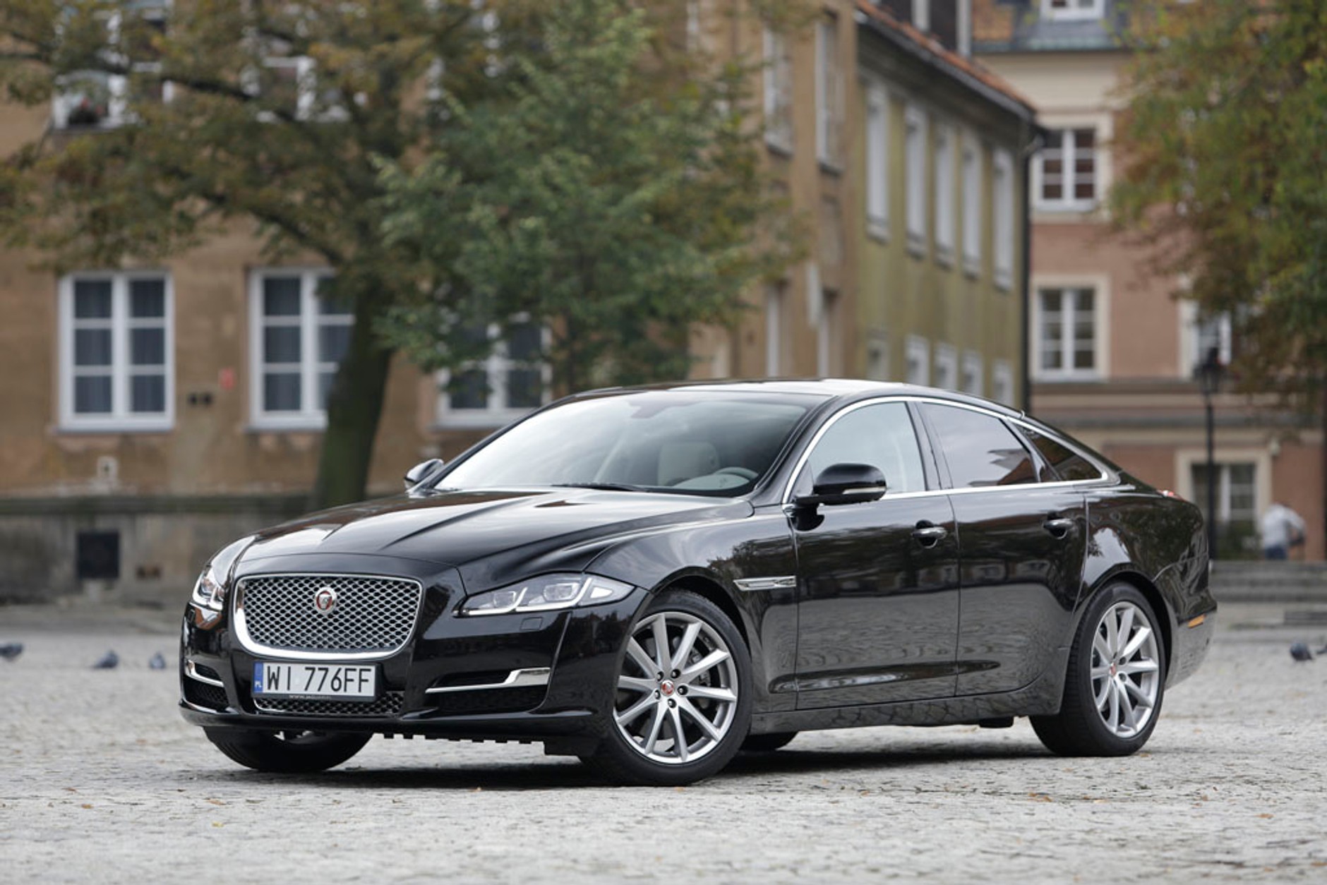 Jaguar XJ V6 - stylowo autonomiczny