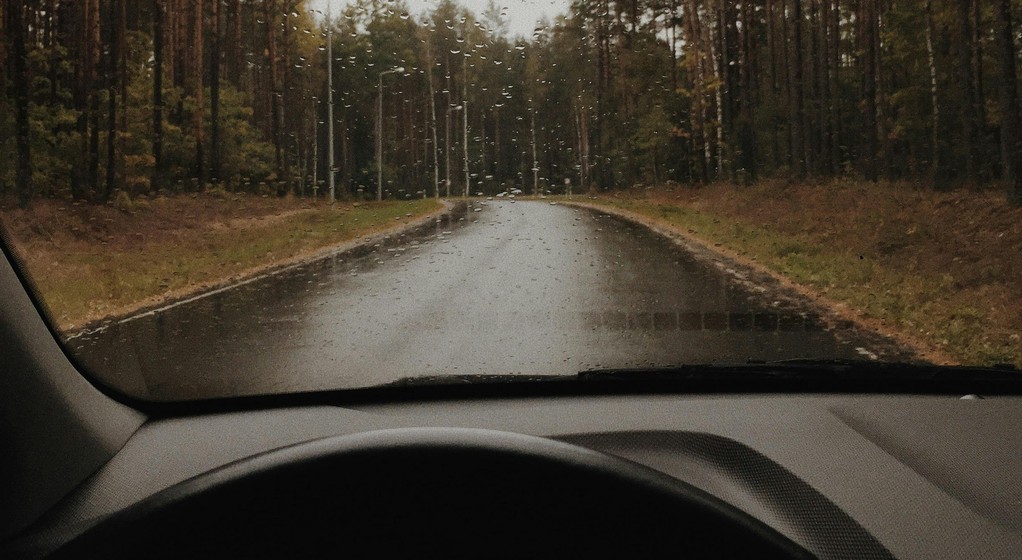 Mokra jesienna droga